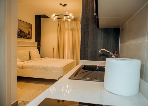 Ropa de cama hipoalergénica, escritorio y sistema de insonorización