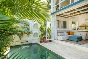 A modern living room with a pool, large windows, and a variety of plants. - Azure Luxe Romantic Villa in Uluwatu, 8 Min to Beach (Pecatu)