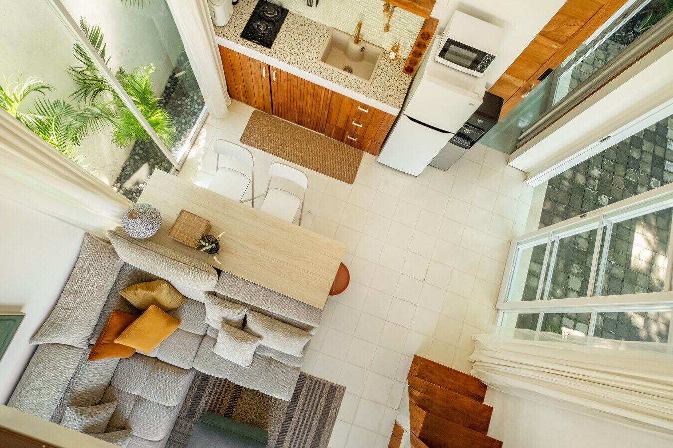 Réfrigérateur, micro-ondes, plaque de cuisson, cafetière/bouilloire