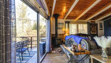 TV, livros, aparelho de som