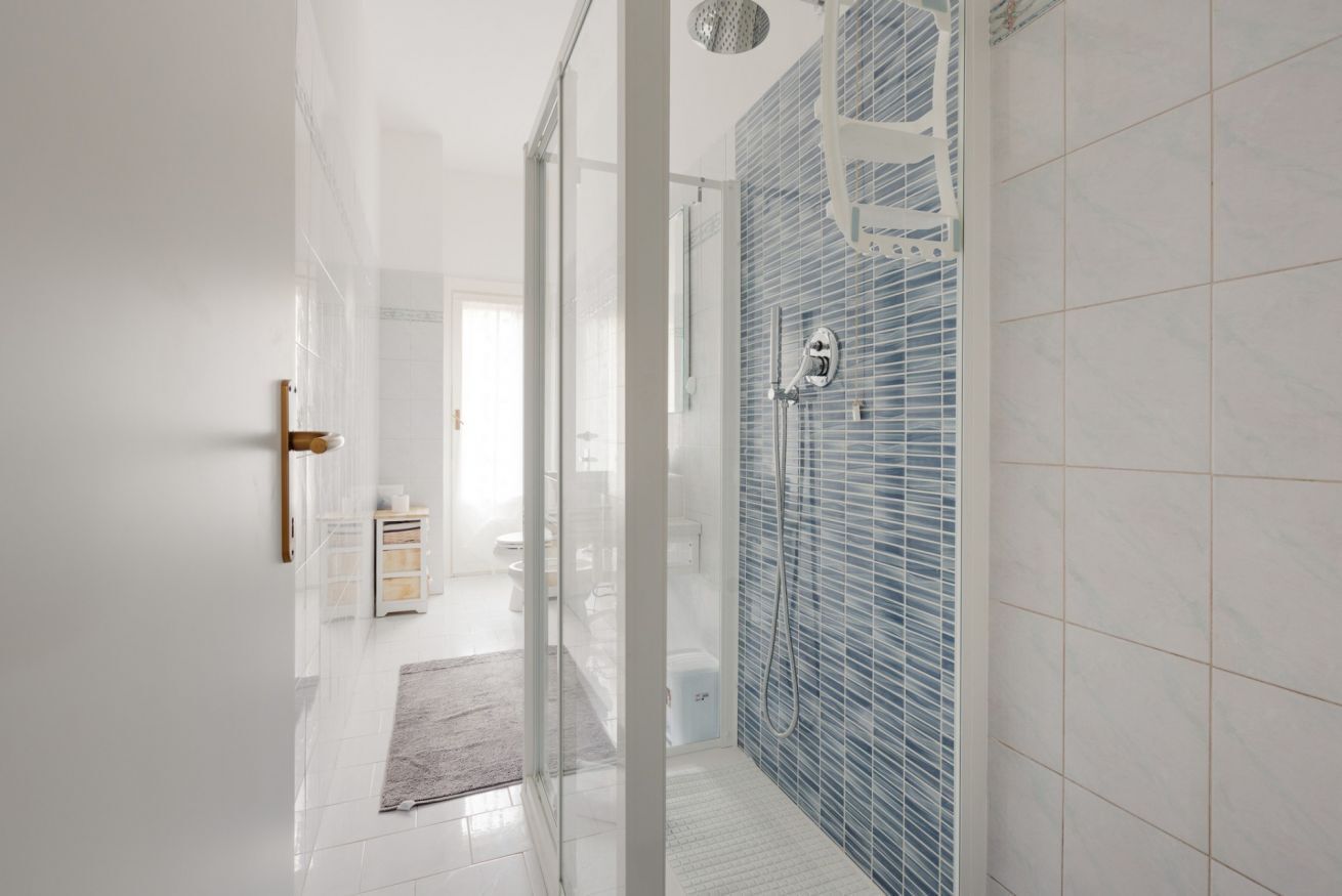 Dusche, Haartrockner, Bidet, Handtücher