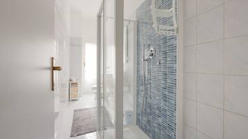 Dusche, Haartrockner, Bidet, Handtücher