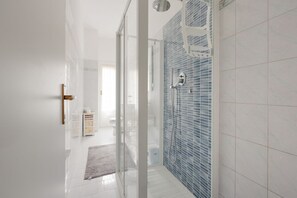 Douche, séchoir à cheveux, bidet, serviettes fournies