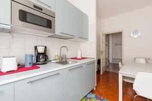 Réfrigérateur, micro-ondes, plaque de cuisson, lave-vaisselle