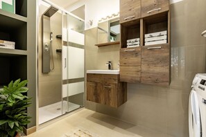Douche, sèche-cheveux, bidet, serviettes fournies