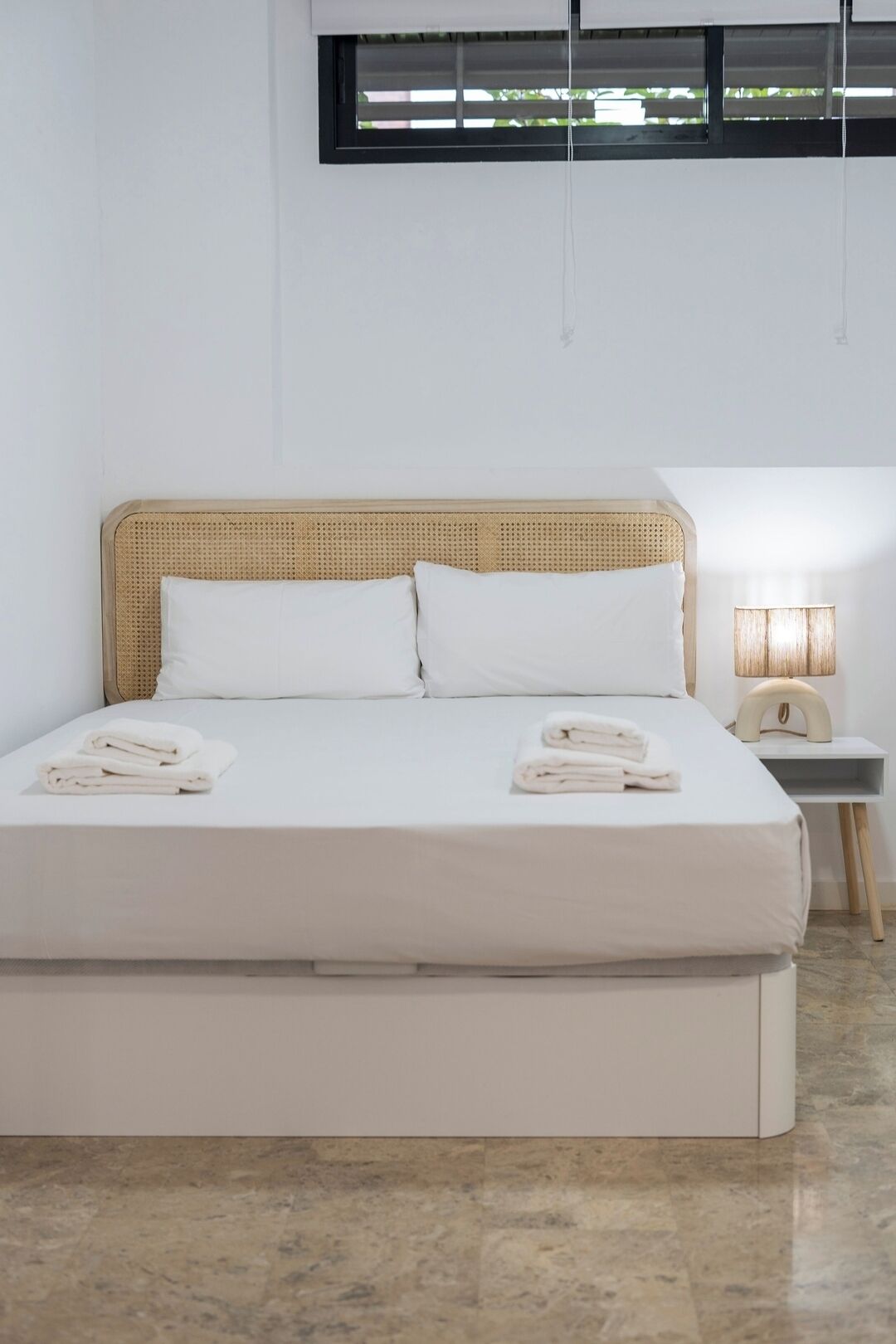 Fer et planche à repasser, lit parapluie, Wi-Fi gratuit, draps fournis