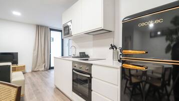 Frigorífico, microondas, horno y cafetera o tetera