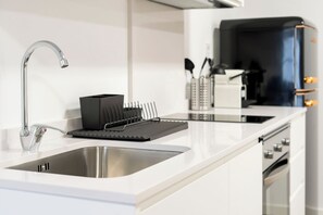 ثلاجة، ميكروويف، فرن، ماكينة لصنع القهوة/الشاي