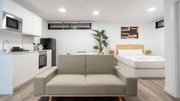 Escritorio, tabla de planchar con plancha, cuna de viaje y wifi gratis