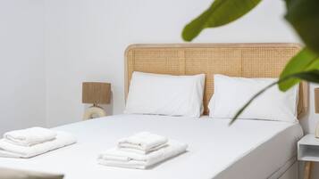 Een bureau, een strijkplank/strijkijzer, reisbedje, gratis wifi