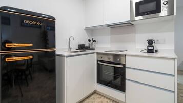 Een koelkast, een magnetron, een oven, een koffiezetapparaat/waterkoker