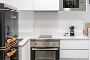 Réfrigérateur, micro-ondes, four, cafetière/bouilloire