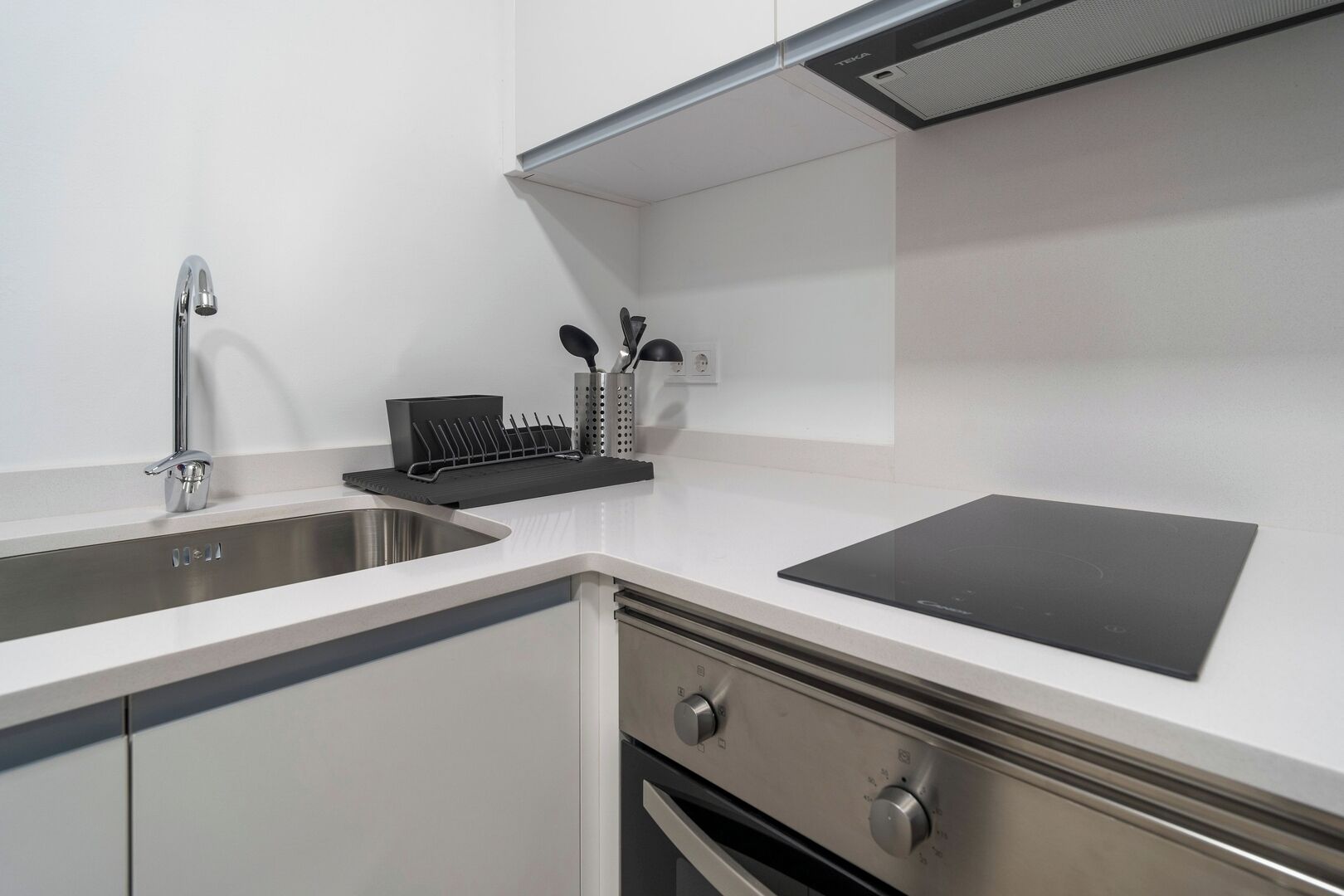 Frigorífico, microondas, horno y cafetera o tetera