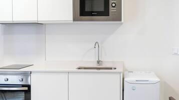 Een koelkast, een magnetron, een oven, een koffiezetapparaat/waterkoker