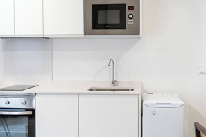 Een koelkast, een magnetron, een oven, een koffiezetapparaat/waterkoker