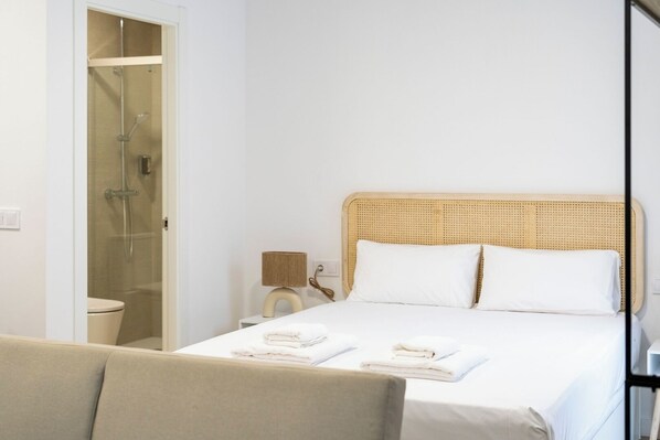 Een strijkplank/strijkijzer, reisbedje, gratis wifi, beddengoed