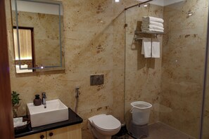 Douche, articles de toilette gratuits, sèche-cheveux, chaussons