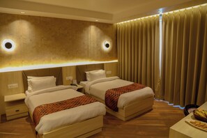 Cofres nos quartos, cortinas blackout, quartos à prova de som