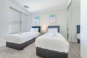 3 bedrooms, iron/ironing board, WiFi, bed sheets