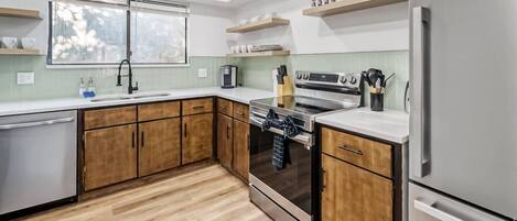 Een microgolfoven, een oven, een vaatwasser