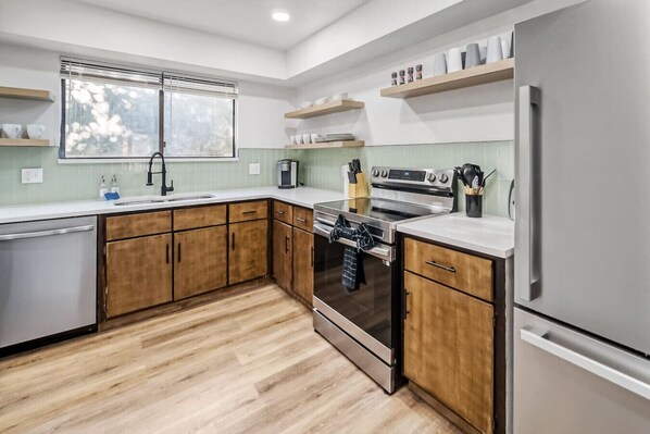 Microwave, oven, dishwasher, coffee/tea maker