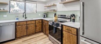 Chic Suite, Relaxing Balcony, Prime Locale