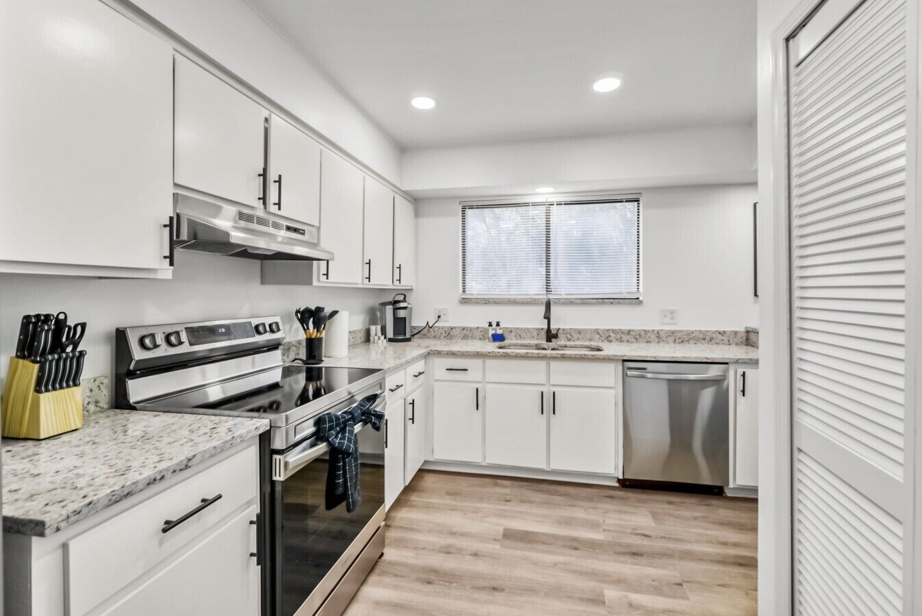 Microwave, oven, dishwasher, coffee/tea maker