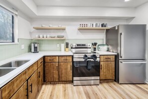 Microwave, oven, dishwasher, coffee/tea maker