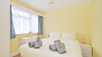 2 bedrooms, iron/ironing board, bed sheets
