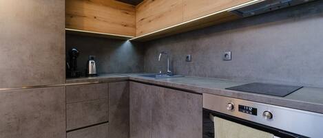 Réfrigérateur, un four, surface de cuisson, cafetiÚre-théiÚre