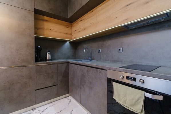 Fridge, oven, stovetop, coffee/tea maker