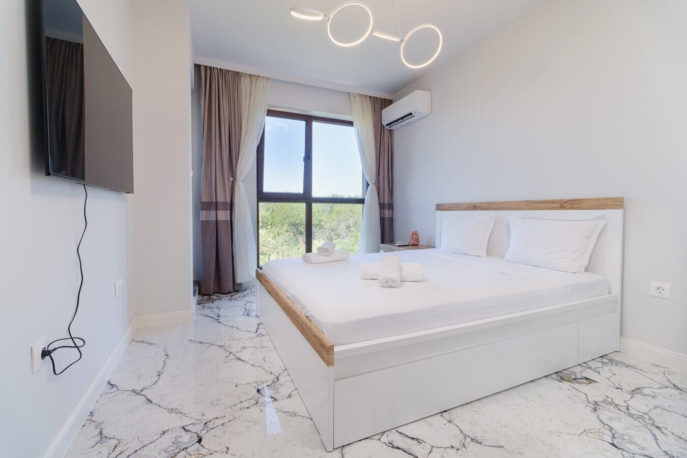 Insonorización, tabla de planchar con plancha y cuna de viaje 