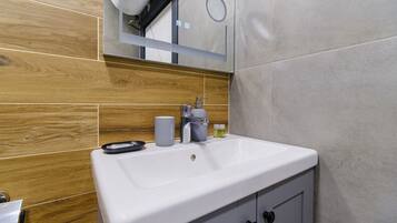 SĂšche-cheveux, serviettes fournies