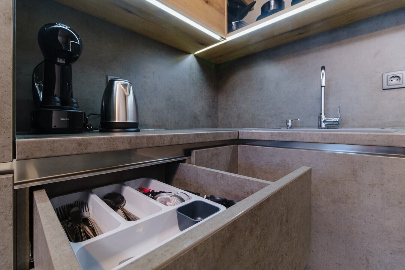 Refrigerador, horno, parrilla de estufa y cafetera y tetera 