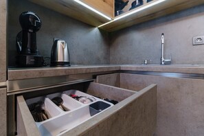 Frigorífico, horno, placa de cocina y cafetera o tetera