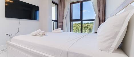 Fer et planche à repasser, lit parapluie, Wi-Fi gratuit, draps fournis