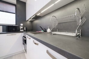 Fridge, microwave, oven, stovetop - Heart of Plovdiv Studio Apartment Free Parking (Plovdiv)