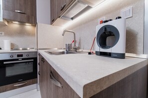 Kühlschrank, Mikrowelle, Ofen, Herdplatte