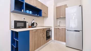 Een koelkast, een magnetron, een oven, een kookplaat