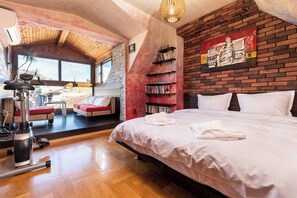3 bedrooms, desk, iron/ironing board, WiFi