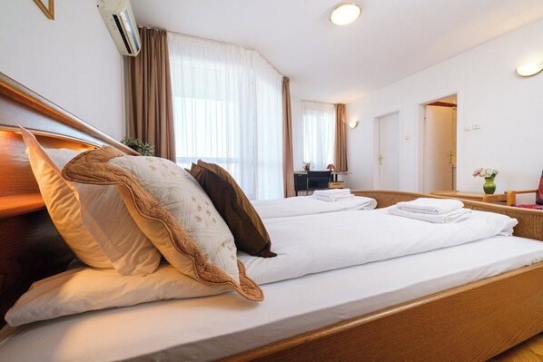 3 bedrooms, desk, iron/ironing board, travel crib - The Hill House Free Private Garage (Plovdiv)