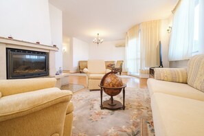 Smart TV, books - The Hill House Free Private Garage (Plovdiv)