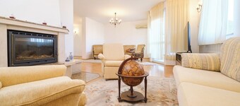 The Hill House Free Private Garage