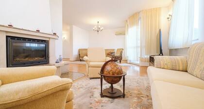 The Hill House Free Private Garage