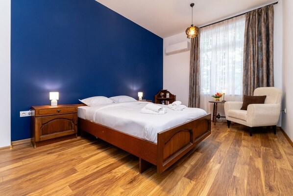 2 bedrooms, iron/ironing board, travel cot, WiFi