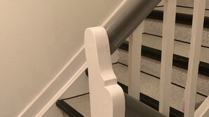 A staircase with white railings and a black handrail. - Accogliente appartamento (Wuppertal)