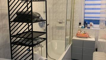 Haartrockner, Handtücher, Seife, Toilettenpapier