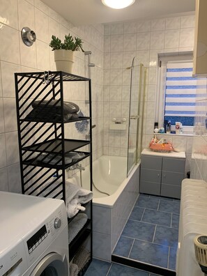 Haartrockner, Handtücher, Seife, Toilettenpapier