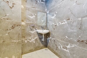 تجهيزات دش، مستلزمات مجانية للعناية الشخصية، مناشف