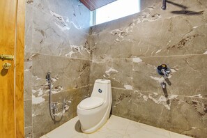 Shower, free toiletries, towels